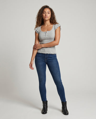 Damen figurbetontes Kurzarmshirt mit Rüschendetails und stylischem Knopfverschluss