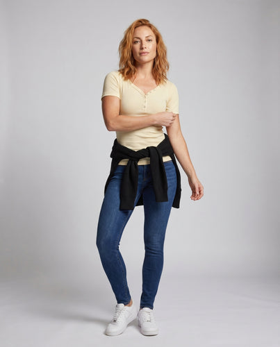 Damen figurbetontes T-Shirt mit modernen Knopfdetails