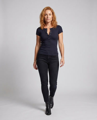 Damen figurbetontes T-Shirt mit modischem Knopfdesign