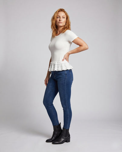 Damen figurbetontes T-Shirt mit Rüschensaum und kurzem Schnitt