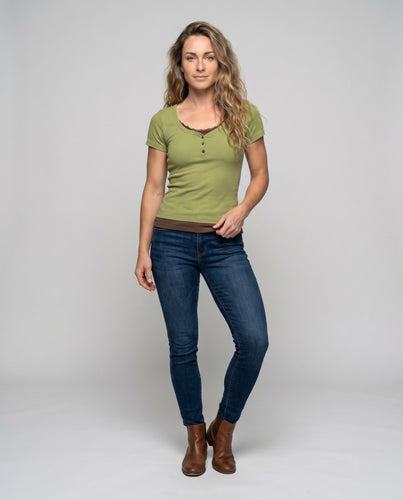 Damen Kurzarm Shirt mit dekorativen Knöpfen und verspieltem Ausschnitt