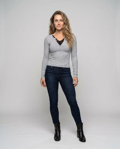 Damen Langarmshirt mit eleganter Knopfleiste und zarter Spitze