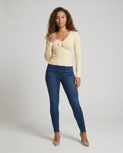 Damen Langarmshirt mit verspieltem Schleifen-Ausschnitt und Rüschendetails