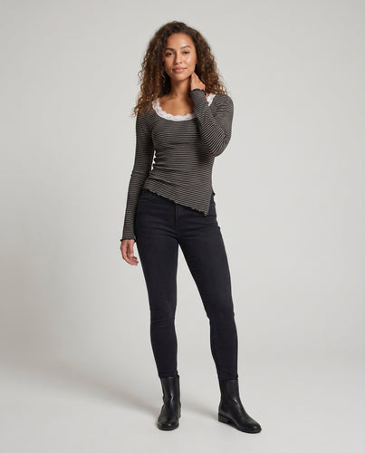 Damen Langarmshirt mit verspieltem Spitzenkragen und modischen Streifen
