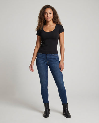 Damen Slim Fit T-Shirt mit kurzem Schnitt und klassischem Rundhalsausschnitt