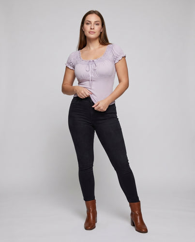 Damen Spitzen T-Shirt mit elegantem Volant und dekorativem Bund