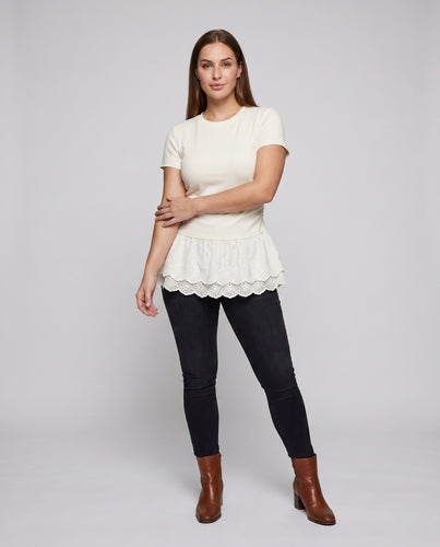 Damen T-Shirt mit verspieltem Spitzenabschluss
