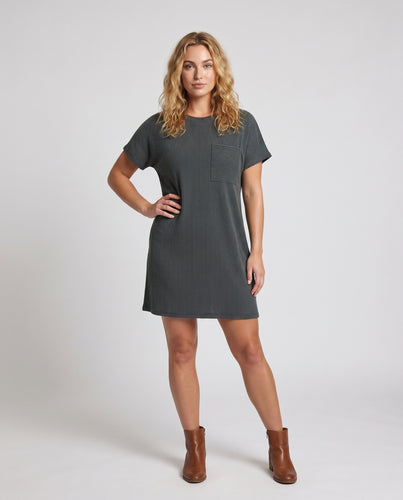 Damen Freizeitkleid mit modernem Streifenmuster und praktischer Brusttasche EB