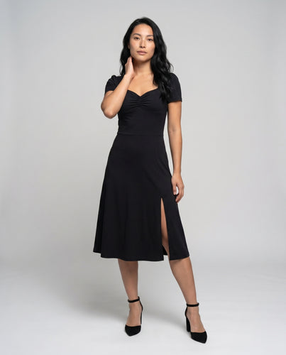 Damen figurbetontes Kleid mit seitlichem Schlitz und Raffung