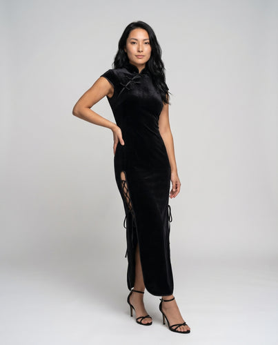 Damen figurbetontes Samt-Maxi-Kleid mit seitlichen Schnürungen