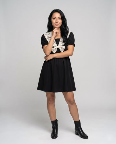 Damen Kleid mit kreativem Spitzenkragen und raffinierten Schleifendetails
