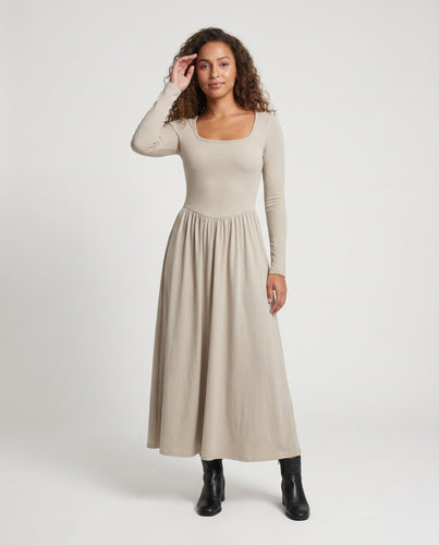 Damen Langes Kleid mit elegantem V-Ausschnitt und zarten Details