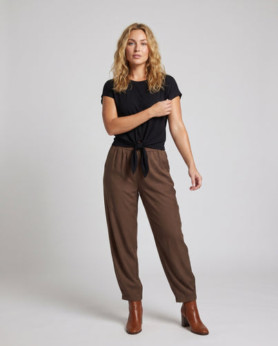 Damen Lässiges Ensemble mit elegantem Oberteil und weiten Hosen