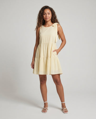 Damen luftiges Sommerkleid mit asymmetrischem Schnitt und eleganten Details
