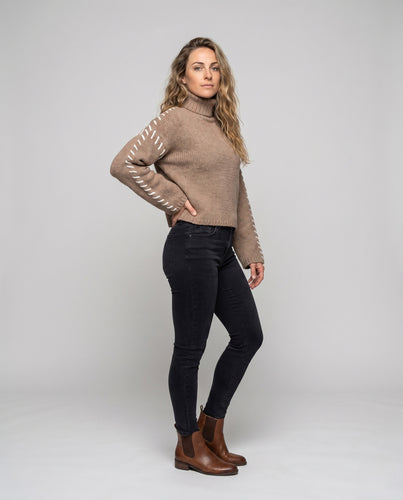Damen Strickpullover mit hohem Kragen und dekorativen Nähten EB