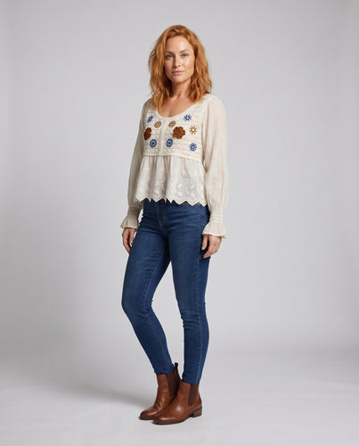 Damen elegante Häkelbluse mit floralen Verzierungen und transparenter Unterlage EB