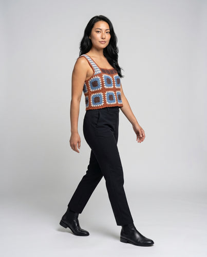 Damen gehäkeltes Crop-Top mit buntem Patchwork-Design EB