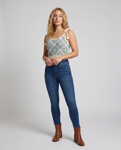 Damen gehäkeltes Crop-Top mit bunten Mustern EB