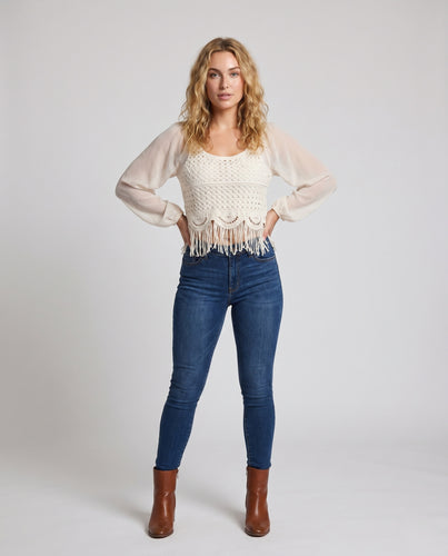 Damen gestricktes Crop-Top mit fransigen Abschlüssen und luftiger Struktur EB