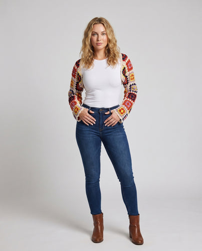 Damen Grafik T-Shirt mit buntem Häkelarm EB