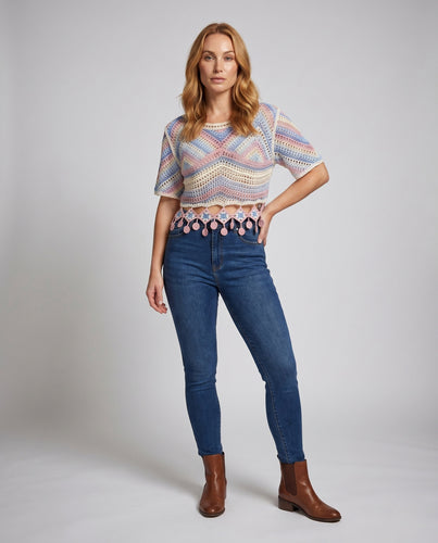 Damen Häkel-Crop-Top mit bunten Quasten und einzigartigem Design EB