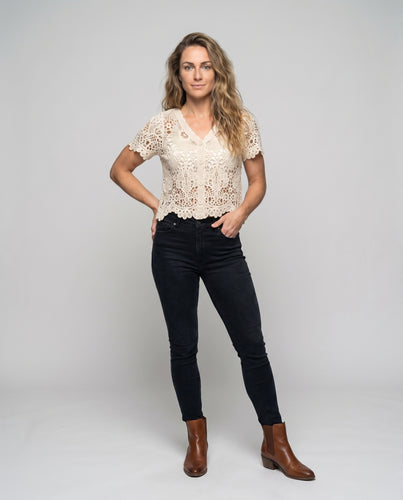 Damen Häkelbluse mit dekorativen Knöpfen und floralen Mustern EB