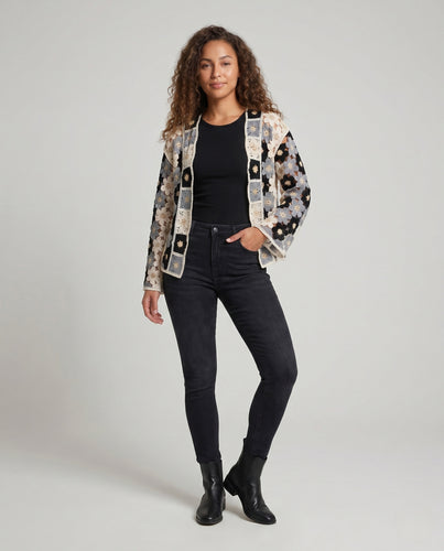 Damen Häkelcardigan mit bunten Blumenapplikationen EB