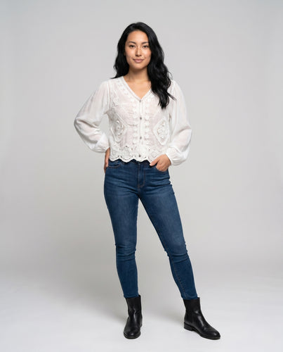 Damen Häkeljacke mit detaillierten floralen Mustern und Knopfleiste EB