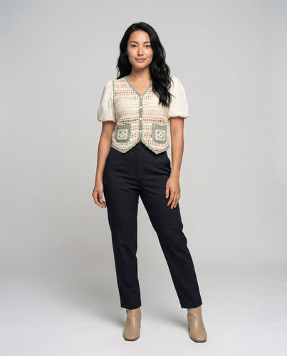 Damen Häkeljacke mit eleganten Puffärmeln und floralen Details EB