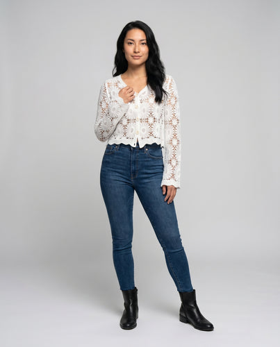 Damen Häkeljacke mit floralen Details und elegantem Ausschnitt EB