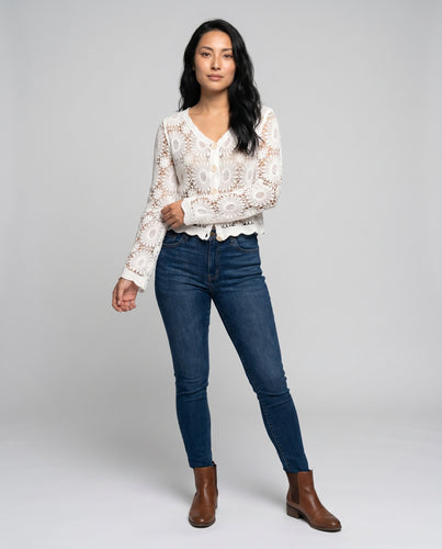 Damen Häkeljacke mit floralen Mustern und dekorativen Knöpfen EB