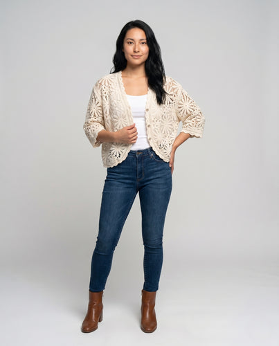 Damen Häkeljacke mit floralen Mustern und elegantem Schnitt EB
