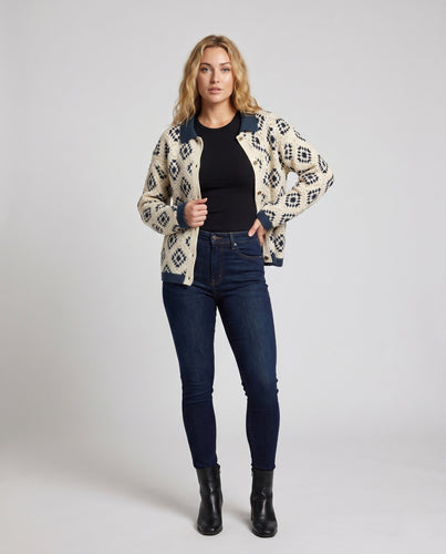 Damen Häkeljacke mit floralen Mustern und Knopfdetail EB