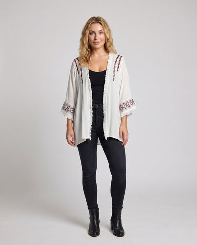 Damen Häkeljacke mit verspielten Stickereien und Fransen EB