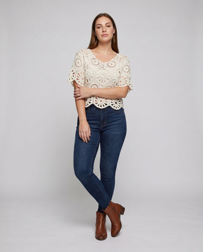 Damen Häkeloberteil mit floralen Mustern und luftigen Details EB