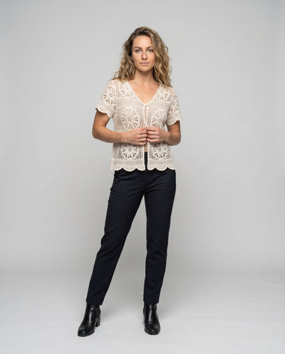 Damen lässige Häkelbluse mit V-Ausschnitt und floralen Details EB