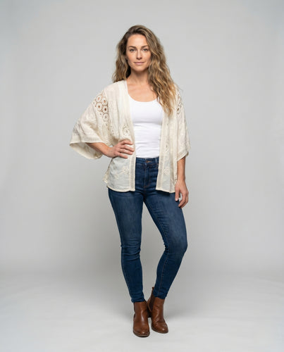Damen lässige Häkeljacke mit floralem Design und offenen Ärmeln EB