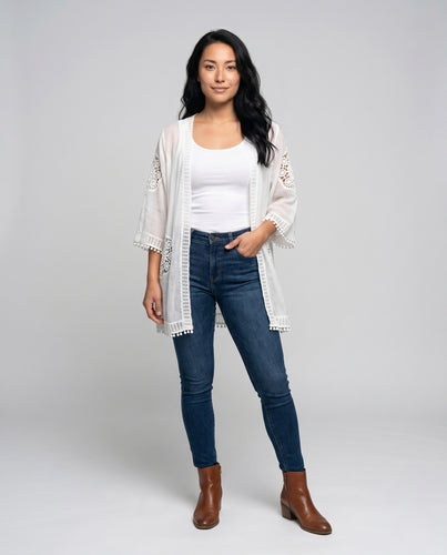 Damen luftige Häkeljacke mit floralen Details EB
