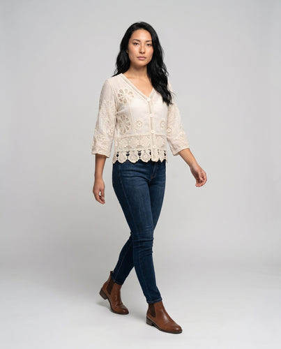 Damen luftige Häkeljacke mit knöpfen und eleganten Blumendetails EB