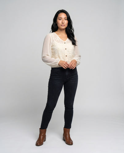 Damen romantische Häkelbluse mit transparenten Ärmeln und fransigem Saum EB