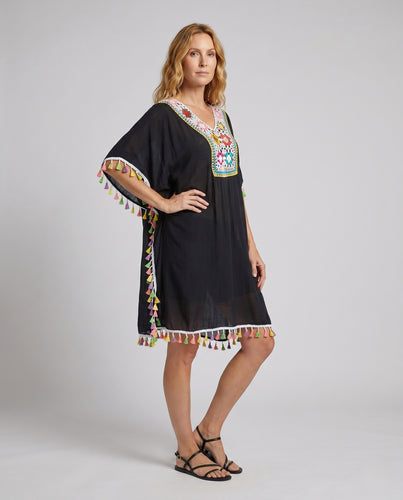 Damen Strandkleid mit bunten Quasten und Häkelverzierungen EB