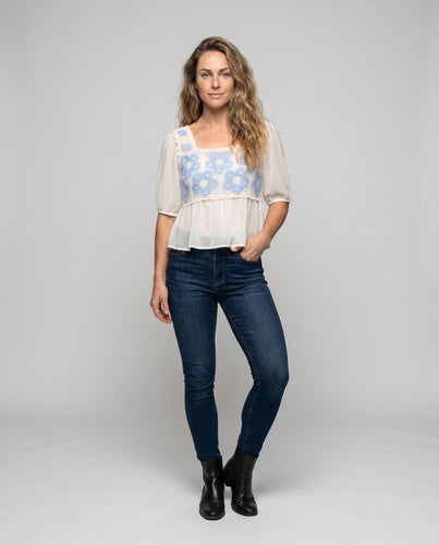Damen Bluse mit floralen Häkelapplikationen und voluminösen Ärmeln EB