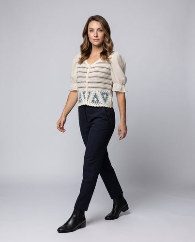 Damen gehäkelte Kurzjacke mit geometrischem Muster und nostalgischem Flair EB