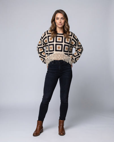 Damen gehäkelte Poncho mit fransiger Saumlinie und einzigartigem Quadratdesign EB