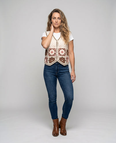 Damen gehäkelte Strickjacke mit bunten floralen Akzenten EB