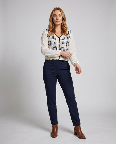 Damen gehäkelte Weste mit bunten Mustern und Knopfdetails EB