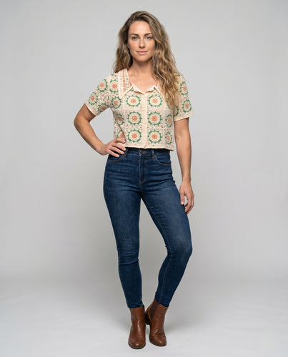 Damen gehäkeltes Blusentop mit buntem Quadratmuster und Knopfdetails EB