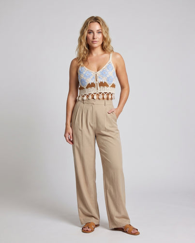 Damen gehäkeltes Crop-Top mit buntem Design und verspielten Fransen EB