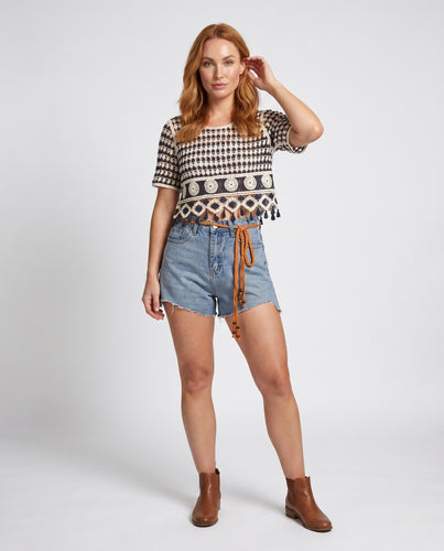 Damen gehäkeltes Crop-Top mit romantischem Design und kunstvollen Details EB