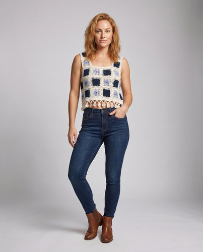 Damen gehäkeltes Crop-Top mit verspieltem Pompom-Saum und buntem Patchwork-Muster EB